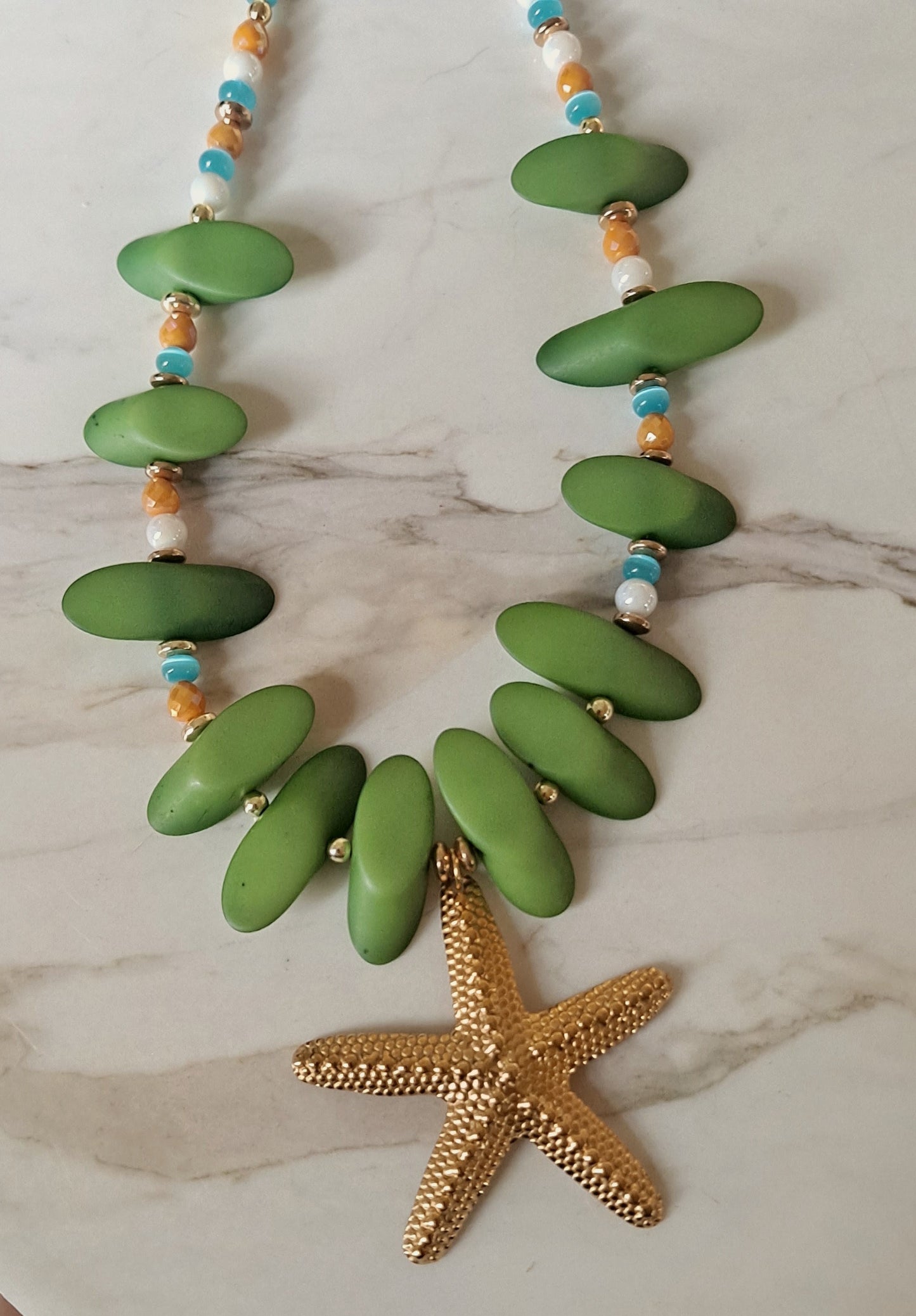 Collar con piedras verdes y cristales azules blancas. Estrella de mar dorada perfecto para llevar de día o de noche.