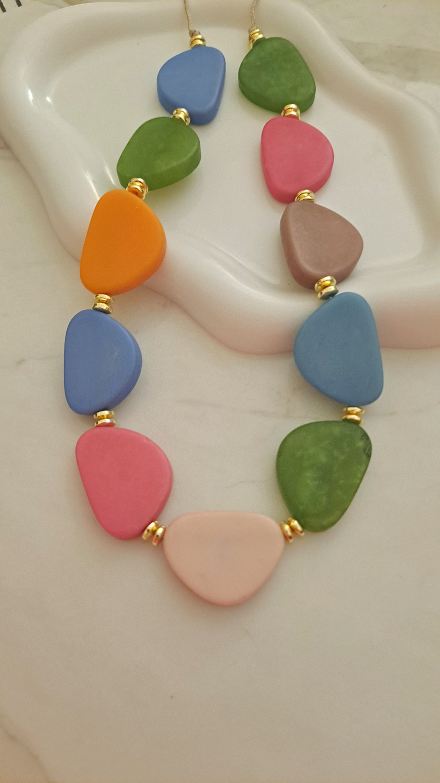 Collar en colores ajustable todas las piezas e resina detalles enchapados