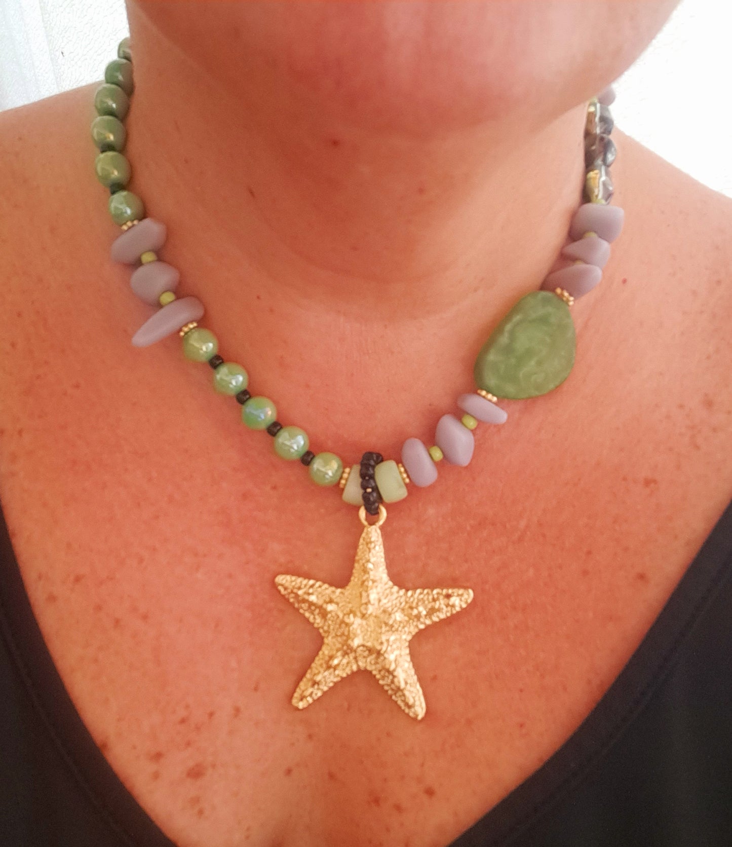 Collar verde de verano hecho a mano con resina y estrella dorada