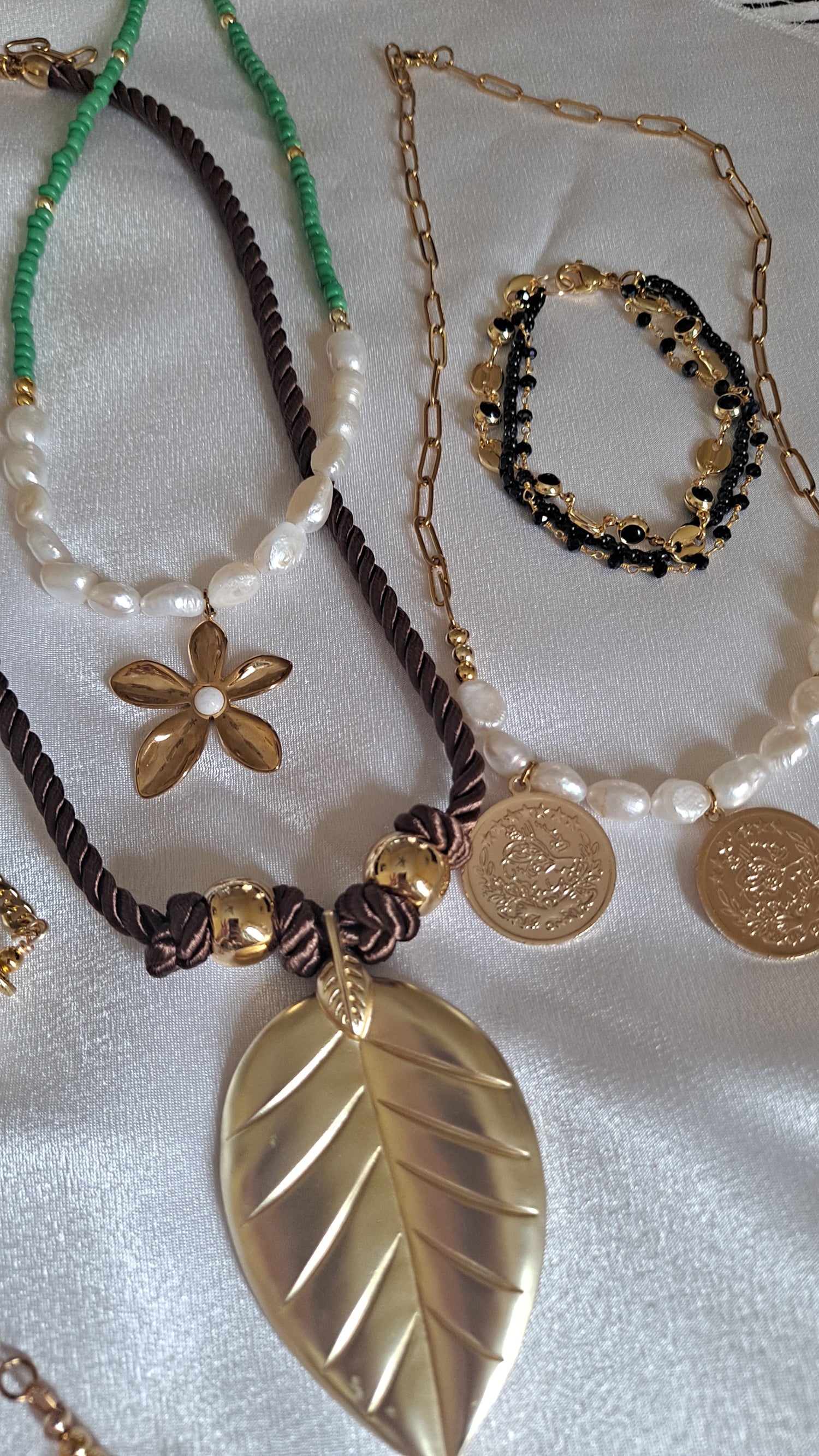 Fall Collection entre perlas colores de otoño, cadenas esta colección, es llena de joyería con estilo y piezas únicas 