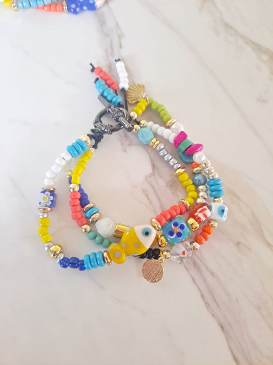 Pulsera en detalles coloridos alusivos al mar . 3 pulseras en 1 