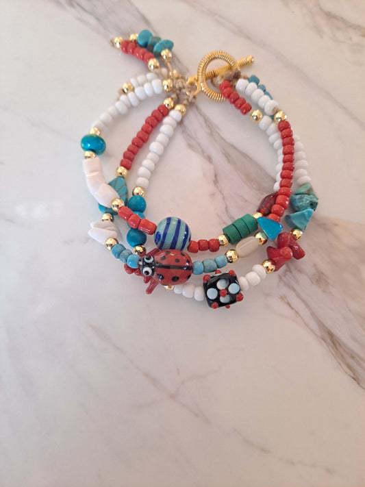 Pulsera de colores y detalles que resaltan esta hermosa pieza