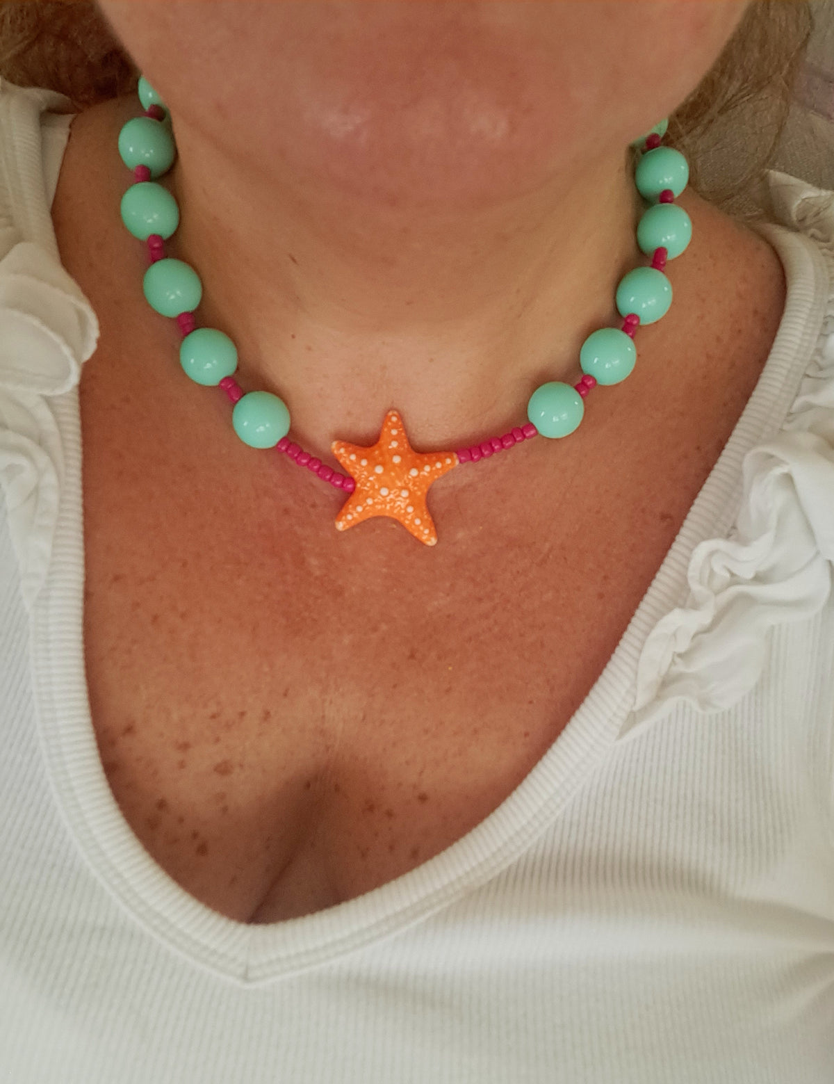 Collar azul con seed beads rosa y estrella acrilica color naranja perfecto para la playa o para usar de paseo. liviano