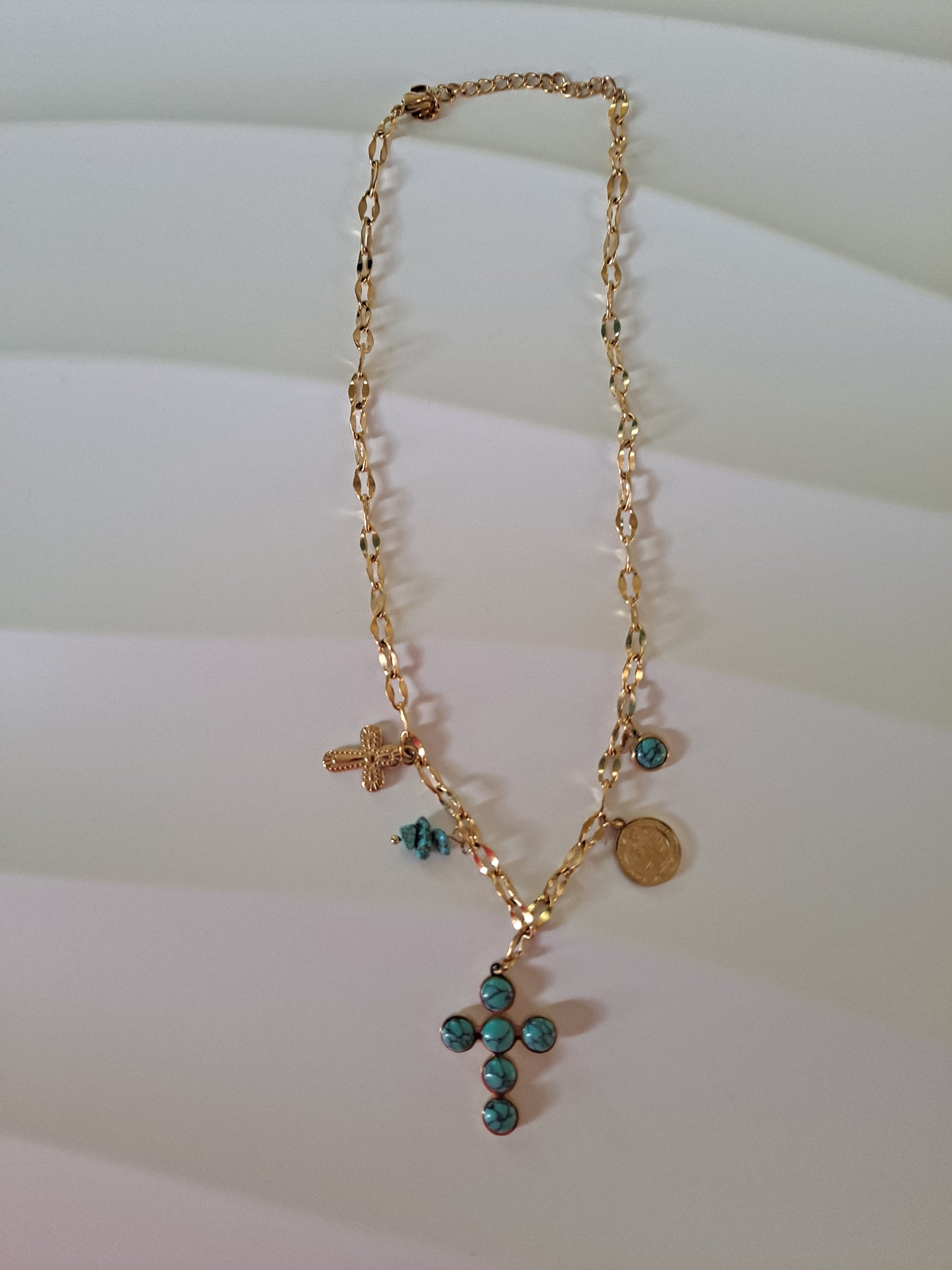 Cadena con charm de cruz azul.turquesa medalla de san benito 