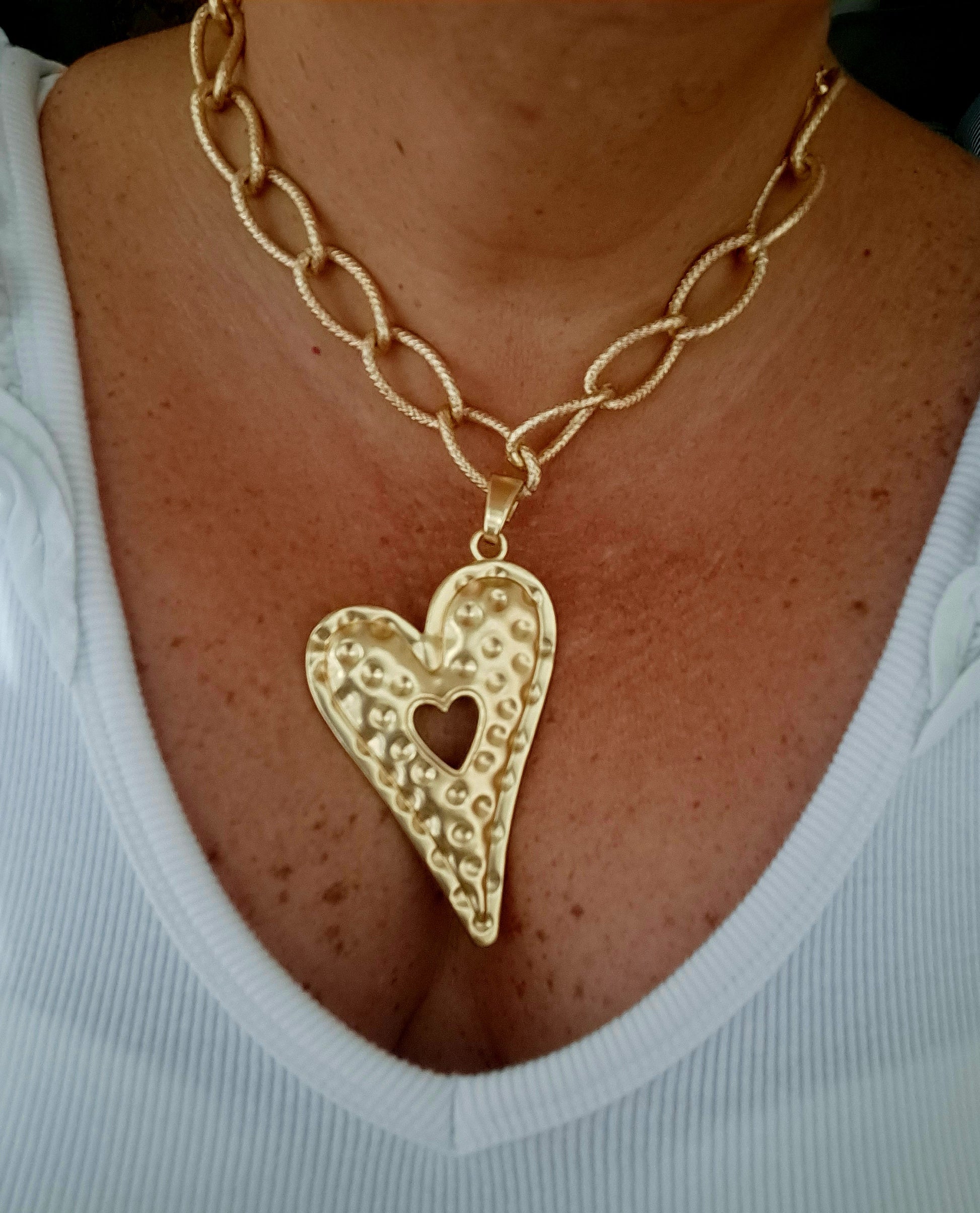 Collar de Corazom en aluminio perfecto para llevar de dia o de noche
