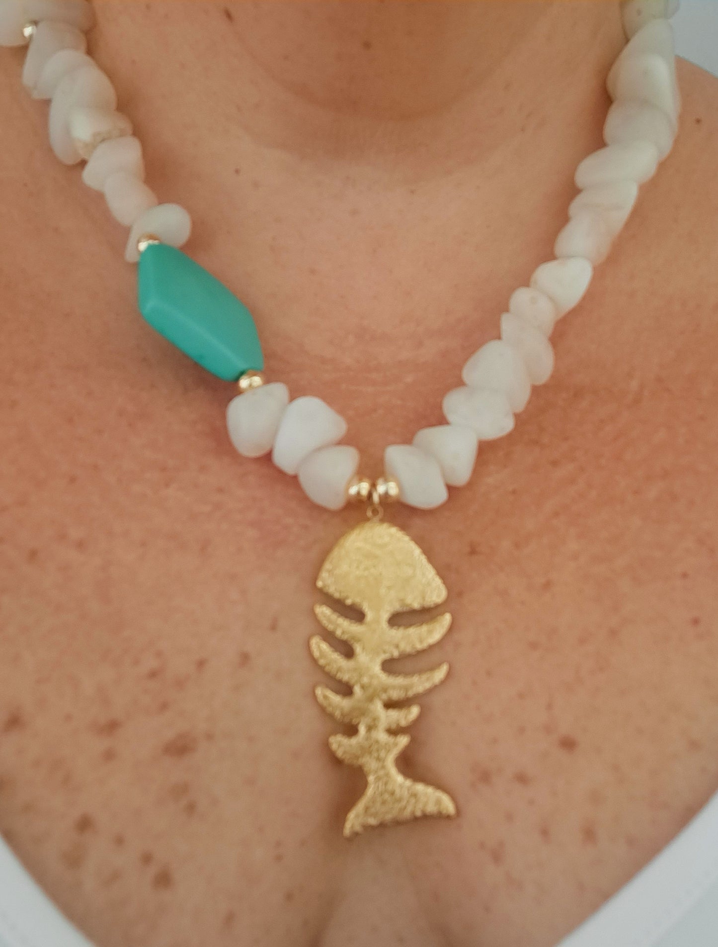 Collar en resina blanca con charm de pez medida de 16" a 18