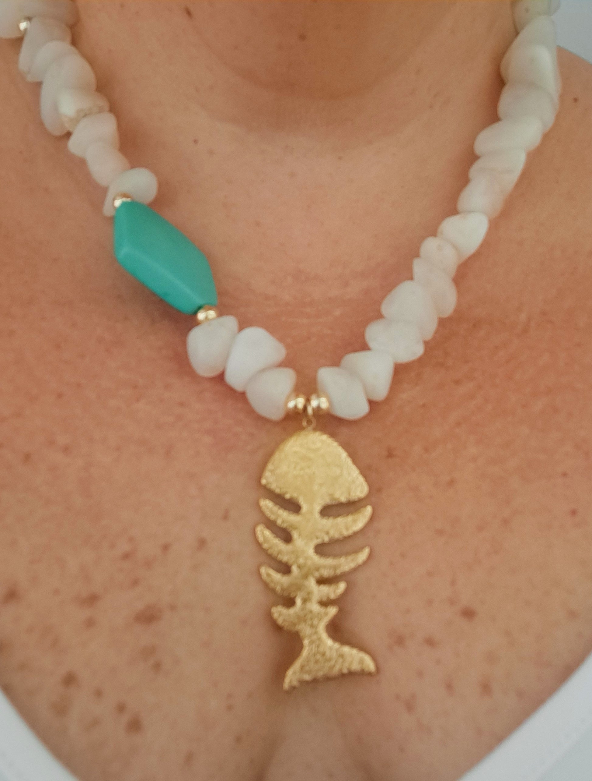 Collar en resina blanca con charm de pez medida de 16" a 18