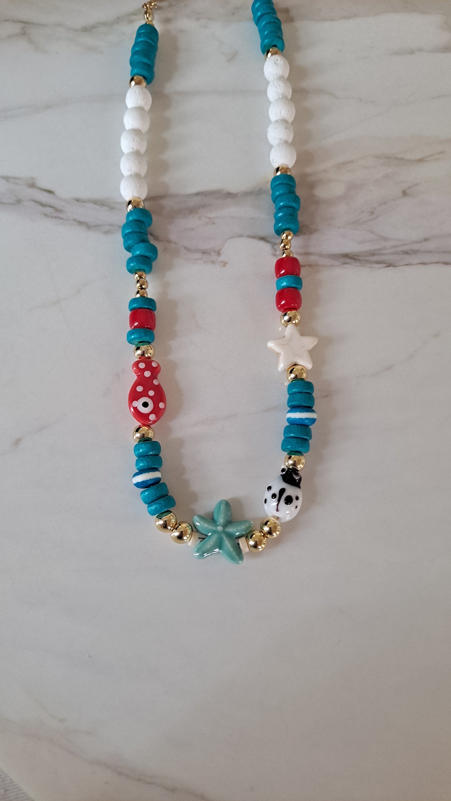Collar perfecto para ese dia de paseo con tonos rojo,azul y blanco 