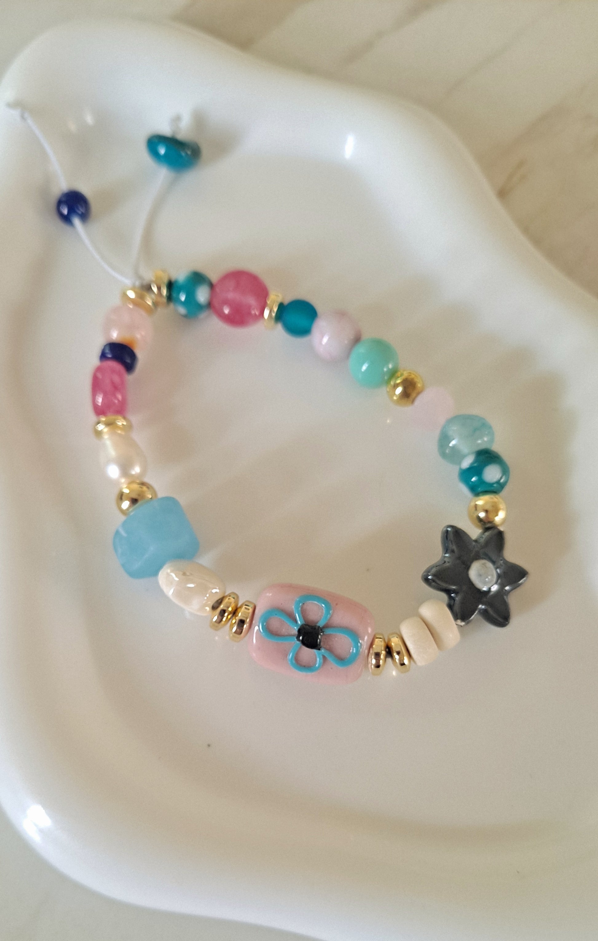 Pulseras montadas en elastico de colores y con cuentas de diseño cristales, perlas y semipreciosas