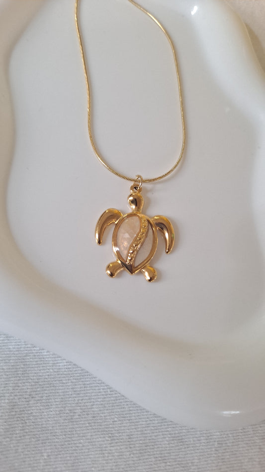 Delicada cadena con tortuga 