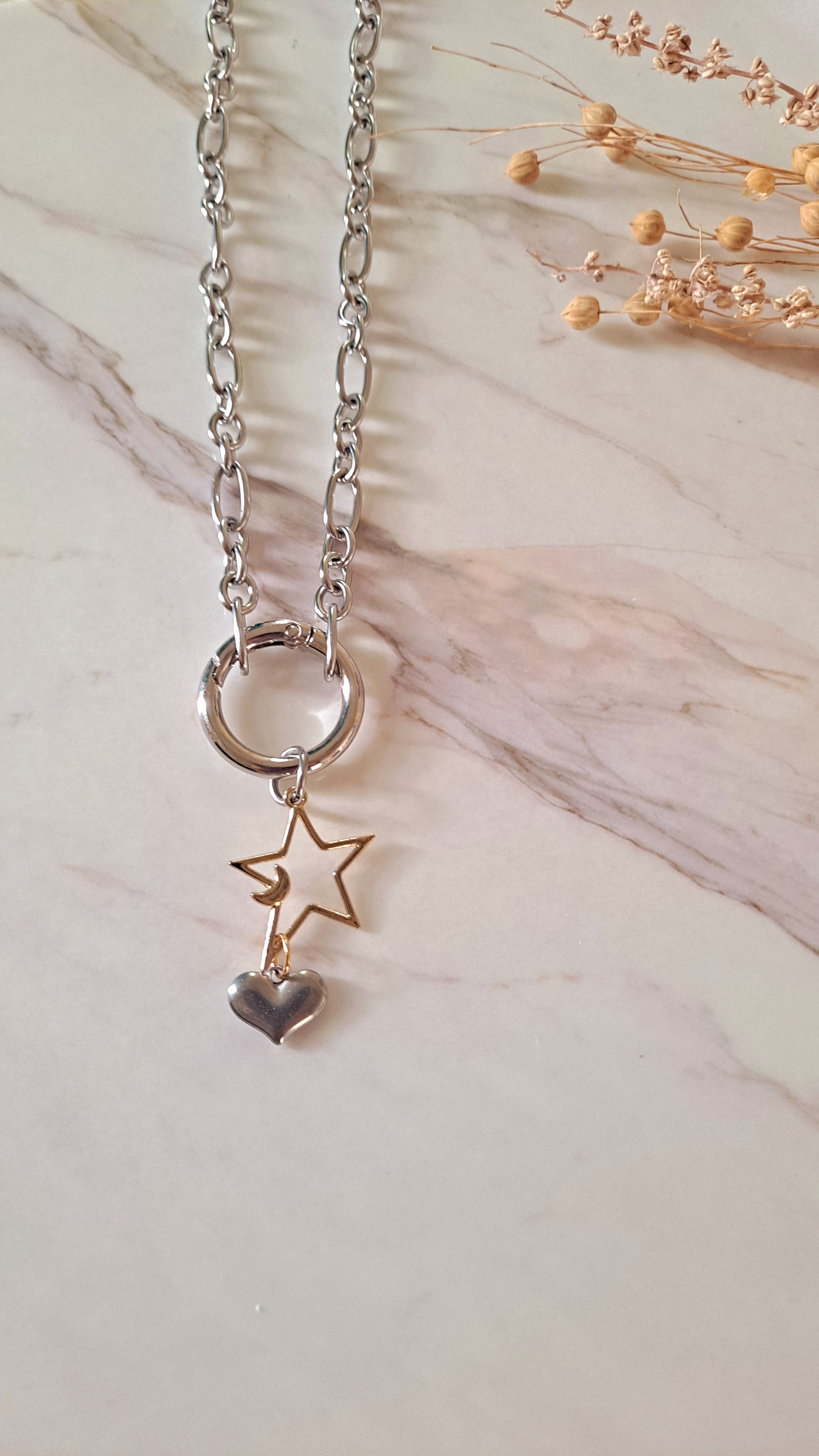 Cadena en Plata que combina cjarm de estrella y corazón