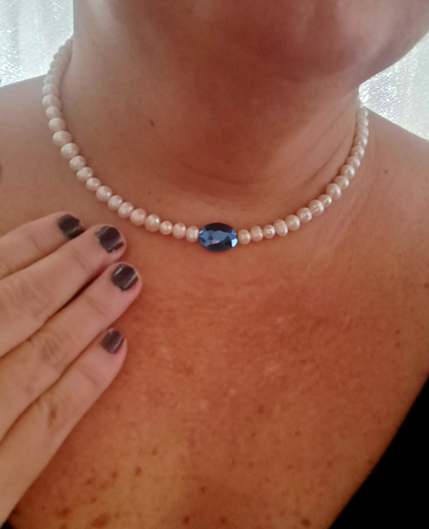 Collar en Perlas con un cristal azul. Es elegante y moderno