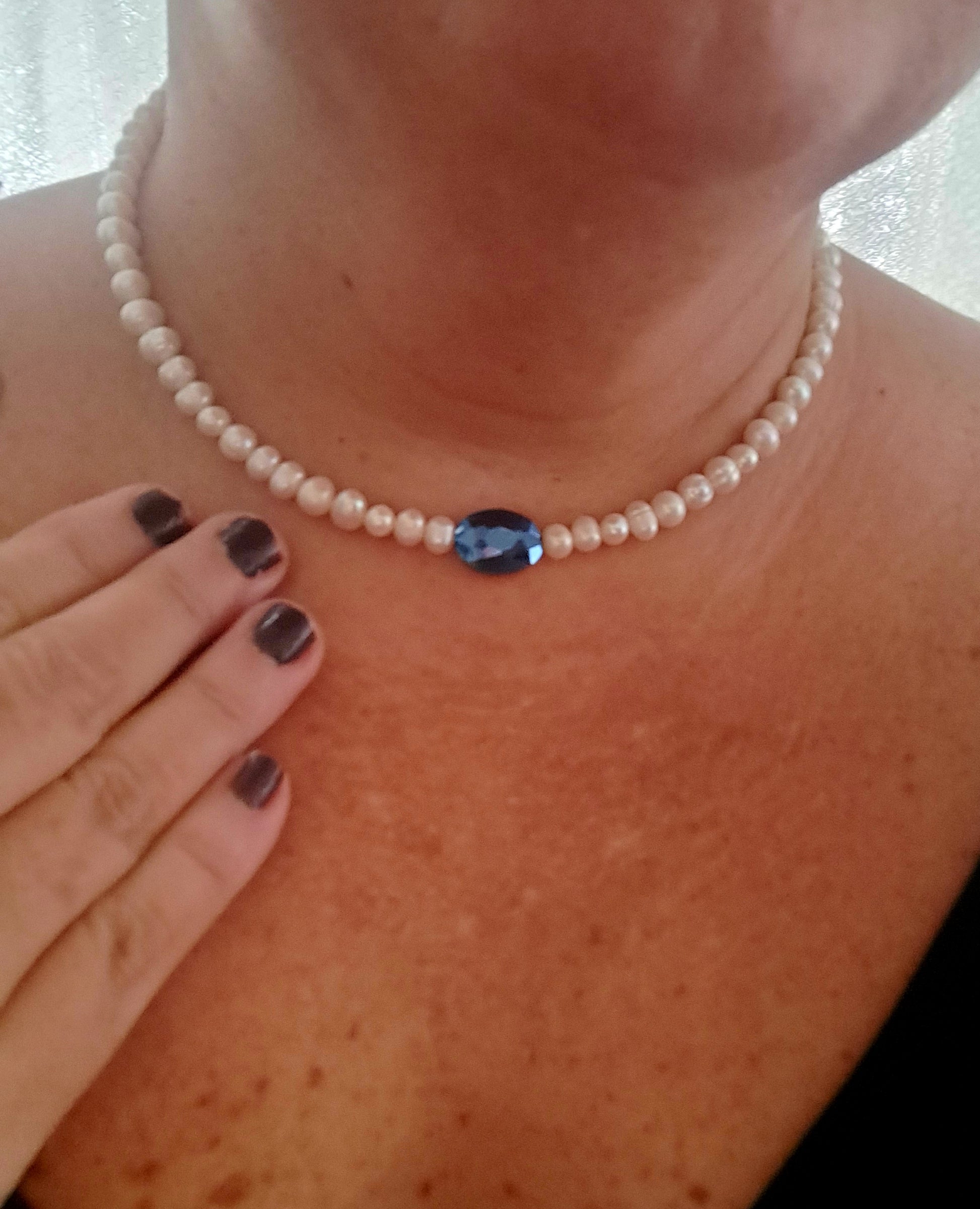 Collar en Perlas con un cristal azul. Es elegante y moderno